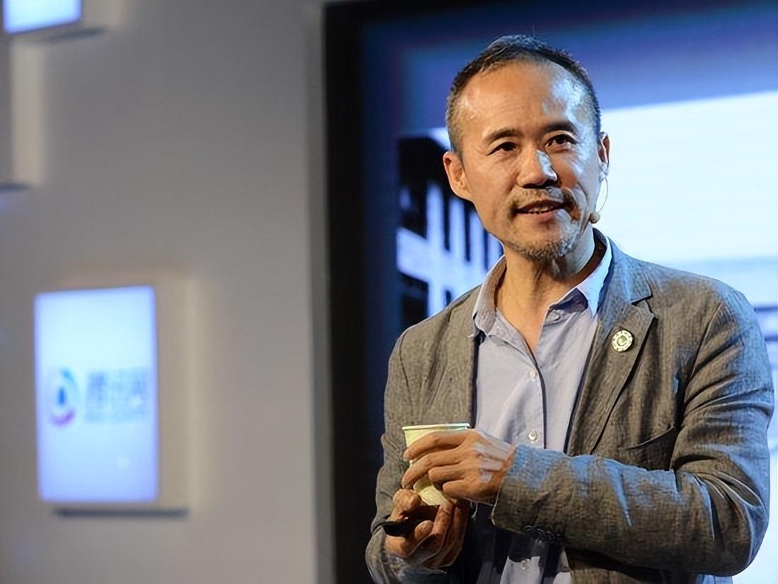 一个人吃饭的照片(72岁王石和女网红一起健身吃饭) - 散下步