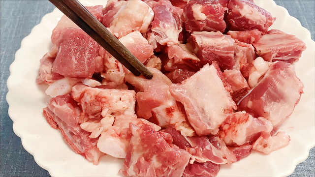 炒猪排骨怎么炒怎么配料最好吃，炒排骨怎么炒好吃又简单（月薪30000总厨教你做）