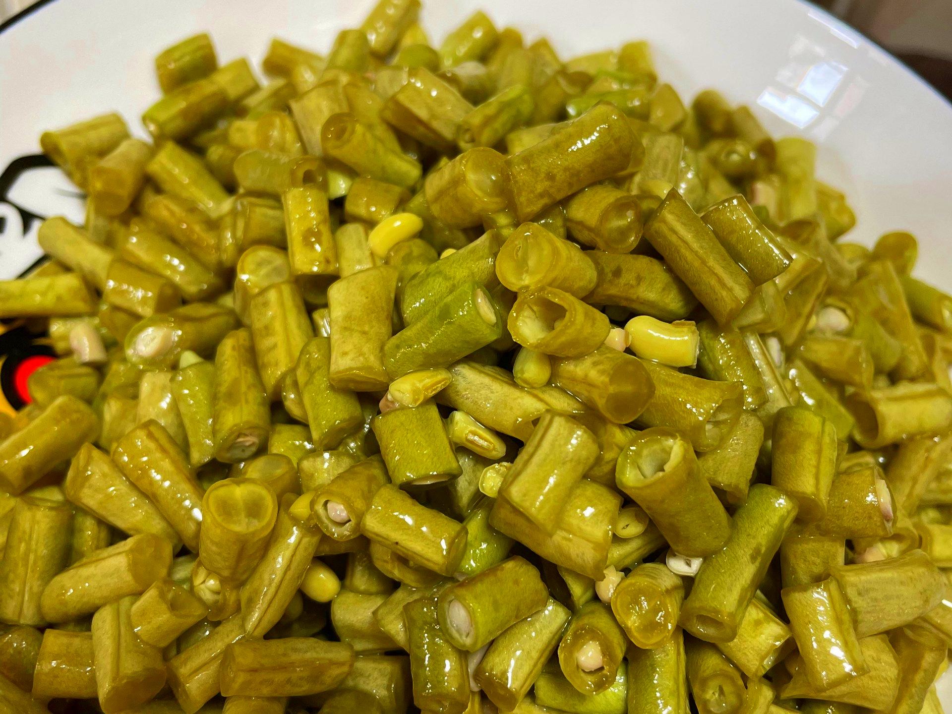 白糖1,到菜市场或者菜园里,准备一把新鲜的豇豆角,豇豆是应季蔬菜