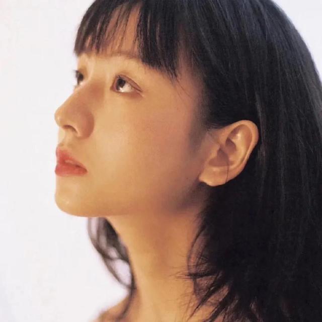 戴眼镜的女生头像，戴眼镜/女生/眼镜控微信（壁纸小馆：女生头像）