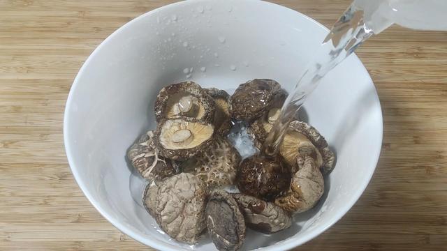 豆酱的做法，鸡蛋黄豆酱的做法（日销700份的炸酱秘方）