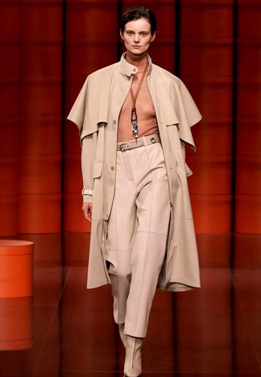 米色裤子搭配，米色上衣搭配什么颜色的裤子好看（今年冬季成熟女人衣橱里）