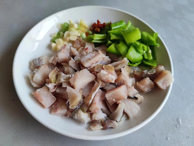 无头鱼是什么鱼，市场卖的无头鱼是什么鱼（市场上卖的的鳕鱼为何都没有头）