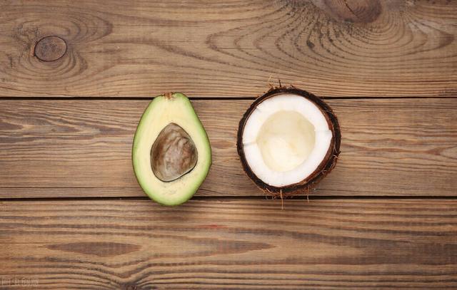 牛油果切开太生怎么办，生牛油果切开了怎么办（牛油果怎么挑选成熟的）