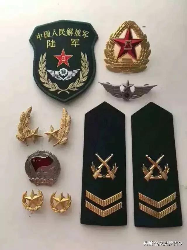 四级军士长(一级上士)军衔肩章退一万步说,王艳兵,李二牛没有被破格