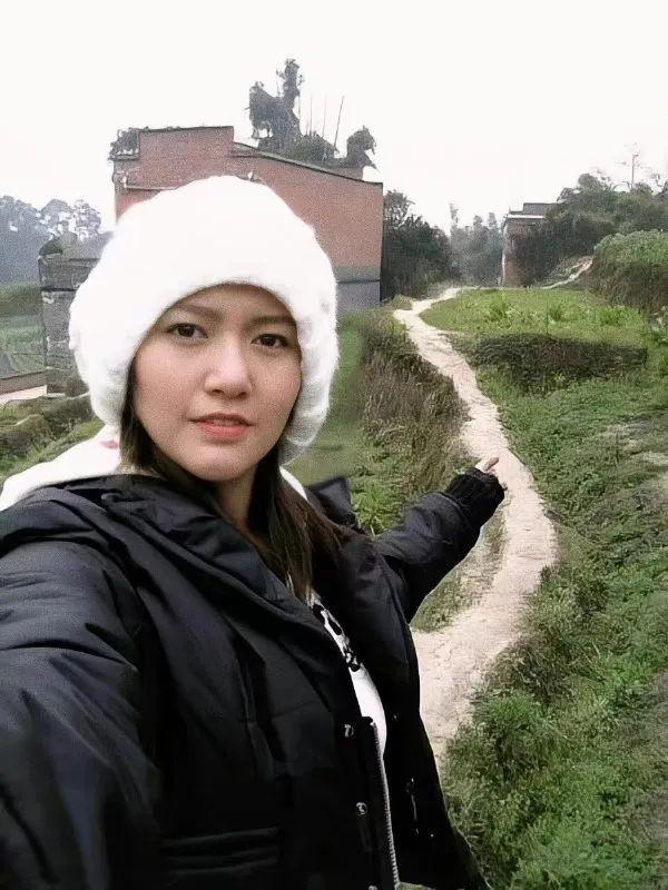 写歌怼同行，花臂纹身上，天生傲骨的她，一开口就是王炸