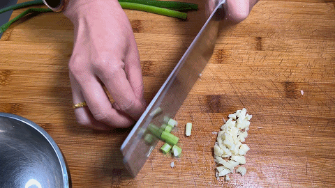 火腿肠怎么炒好吃，如何炒火腿肠才好吃（清炒藕丝在家这样做）