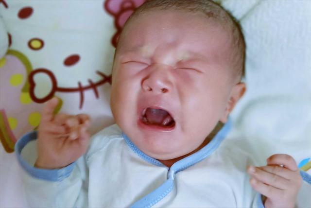 宝宝晚上不睡觉一直哭闹是什么原因，刚出生宝宝晚上不睡觉一直哭闹是什么原因（2-3个月宝宝闹觉、经常哭闹）