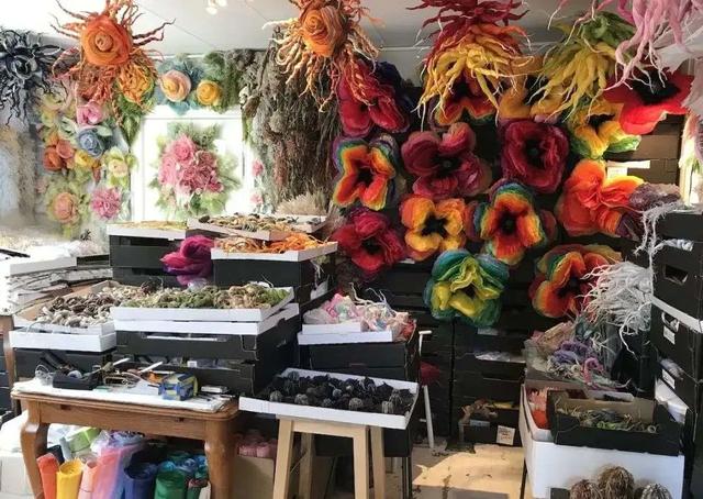 用卫生纸怎么做花，怎样用卫生纸做白花（她用纸种花，美成了童话）