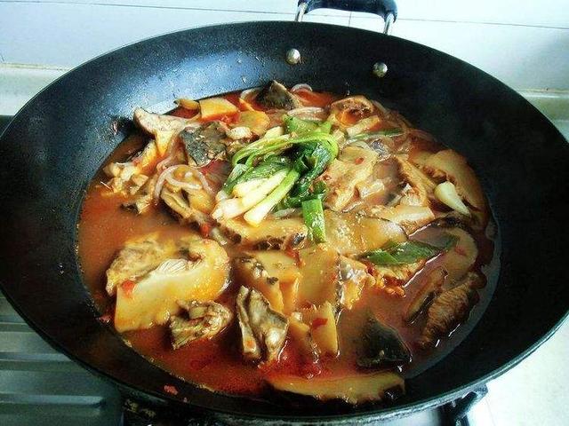 家庭炖鱼做法，烧鱼的做法和配料（鱼肉鲜嫩解馋无腥味）