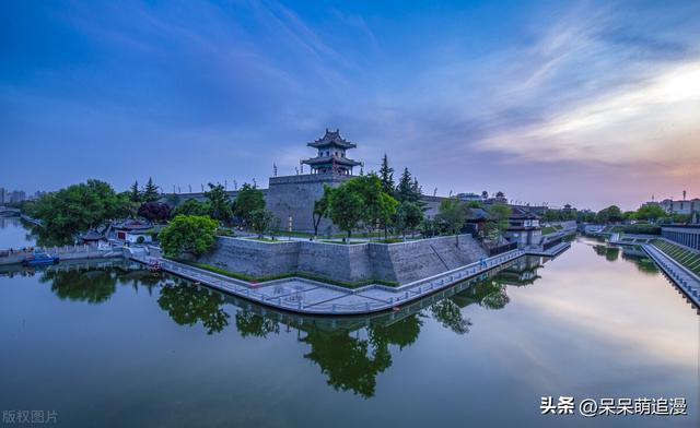 西安古城的历史特色，拥有悠久的历史和浓厚的文化底蕴