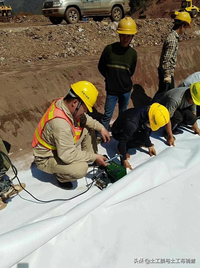 中国十大土工布生产厂家排行榜-山东德州领翔新材料，全国最好的土工布生产厂家（复合土工膜在人工湖施工的详细步骤）