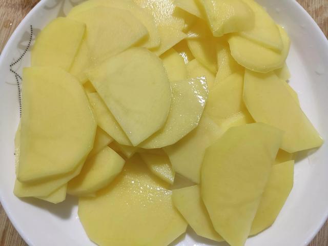腊肉炒土豆的做法，腊肉炒土豆的家常做法（冬季家中常备的腊肉土豆成绝配）