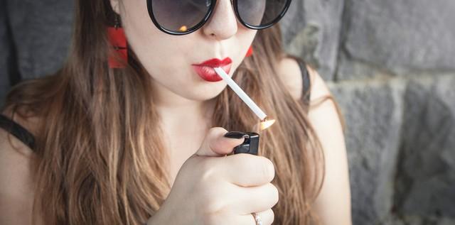 女士抽烟的正确技巧，女生吸烟怎么吸才正确（女人抽烟为什么格外恶心）