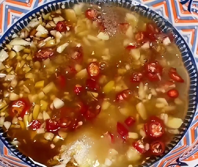 无骨凤爪怎么去骨头，无骨鸡爪是怎么脱骨的（无骨鸡爪去骨方法以及柠檬无骨鸡爪网红配方）