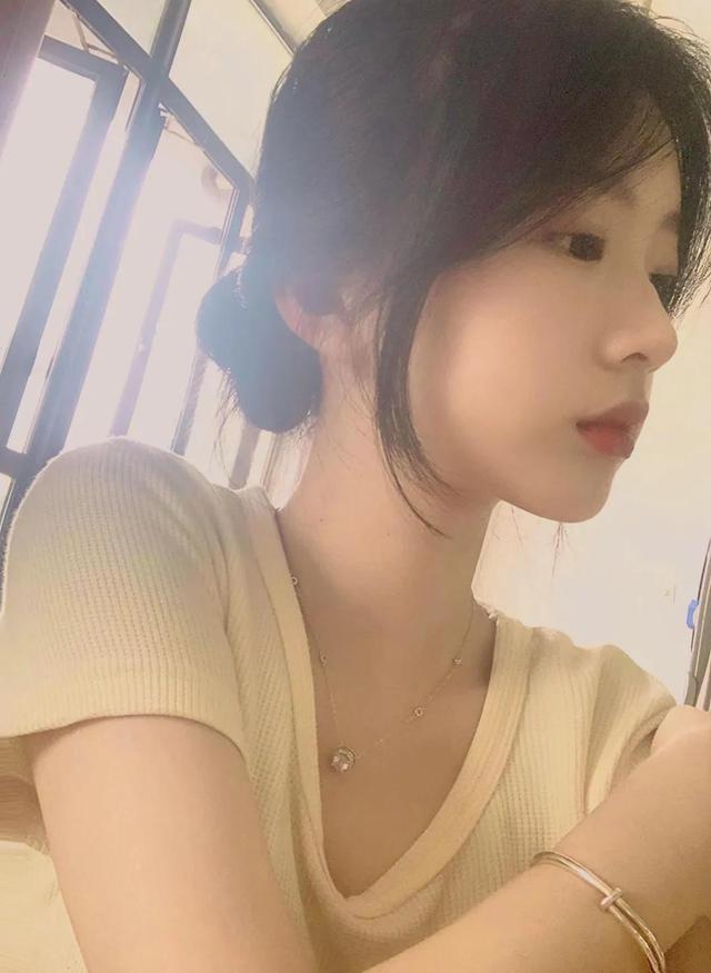 学生头像女生穿校服的微信，学生头像女生穿校服的（清爽干净学生女头像）