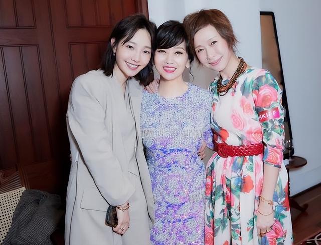 白百何出轨事件，白百何被曝出轨原因（被爆泰国当街揉臀）