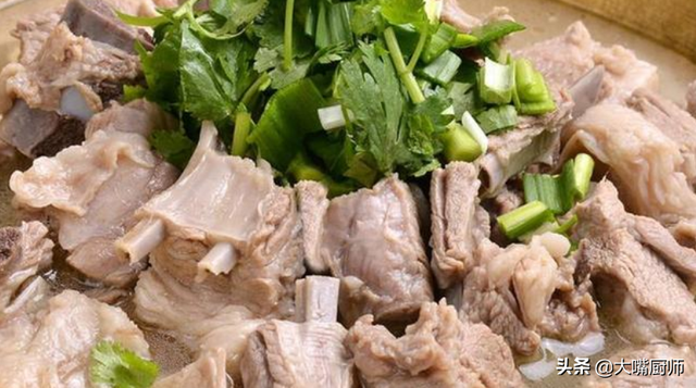 烩羊肉的家常做法，红烩羊肉的最正宗做法（只放4种料就够了）