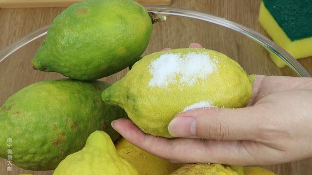 柠檬蜂蜜的做法腌制，柠檬蜂蜜水的做法腌制不放冰箱（外面买15元的蜂蜜柠檬茶）