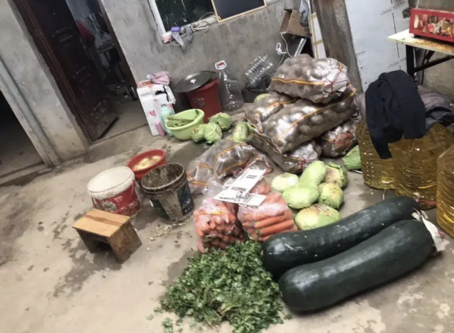 蚂蚁吃过的东西人能吃吗，蚂蚁吃了的东西人可以吃吗?有毒吗（女子店内吃面挑出80多只蚂蚁无赔偿）