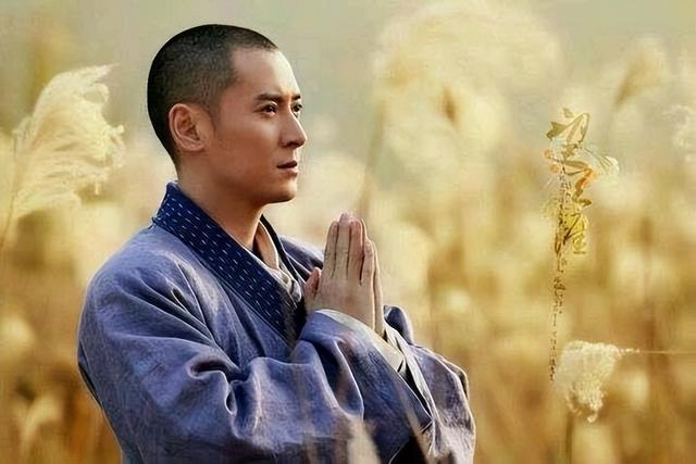 在《天龙八部》中,扫地僧看上去慈眉善目,佛法无边,殊不知扫地僧实乃