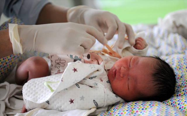 宝宝刚出生要马上喂奶吗，新生儿要马上喂奶吗（新生儿出生后24小时很关键）