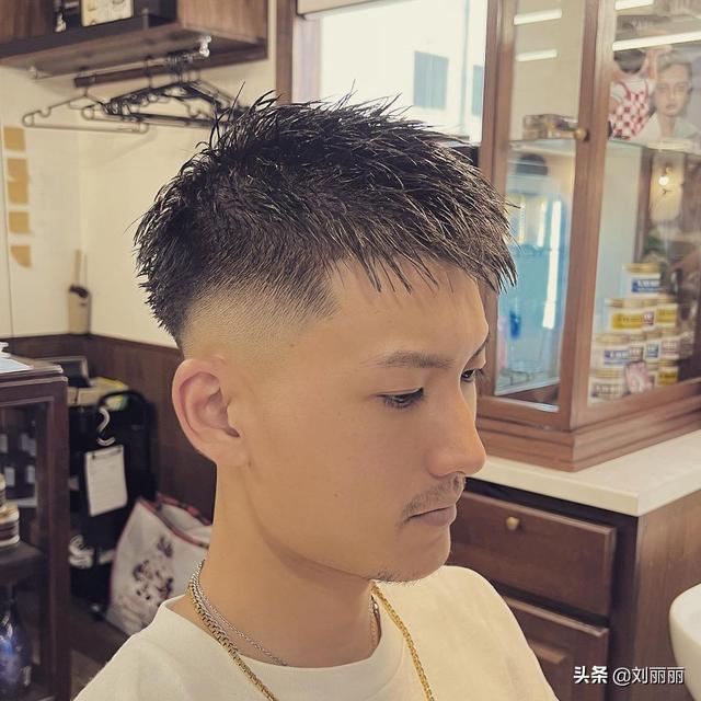 男生脸长适合什么短发型，男生脸长适合什么短发型女（这些男发安排上）