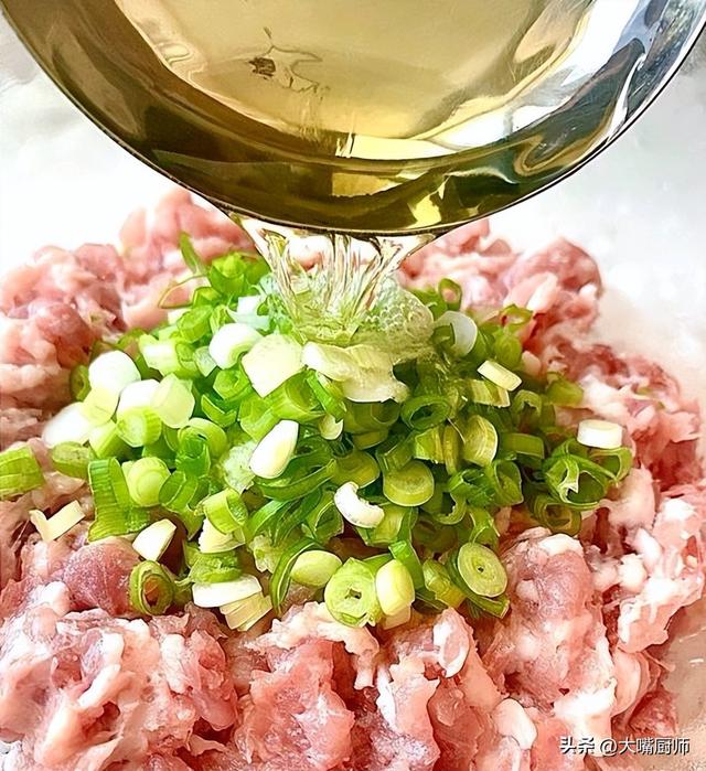 生煎包子怎么做，生煎包子的做法视频（外焦里嫩肉香多汁）
