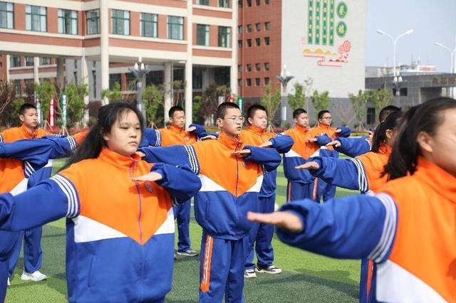 中学生广播体操舞动青春，第三套中学生广播体操《舞动青春》的做法（展现风貌—濮阳市第十中学“舞动青春”广播操比赛）