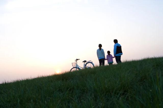 看书的小女孩怎么画，看书的小女孩怎么画 漂亮（一个家庭最好的模样）