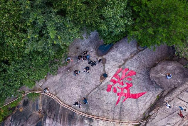 “黄山情侣”太平湖，黄山情侣太平湖 祖国各地（我们一起度过的每个盛夏）