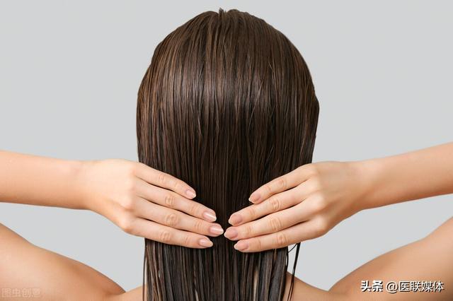 洗完头是自然干好还是吹干好，洗头发是自然干好还是吹干好（有人喜欢“自然干”）