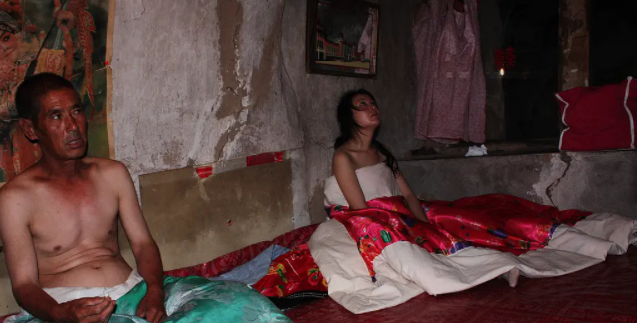 急用2万元钱怎么办走投无路，急需用钱又贷不了款怎么办（导演在电影院门口吆喝观众）