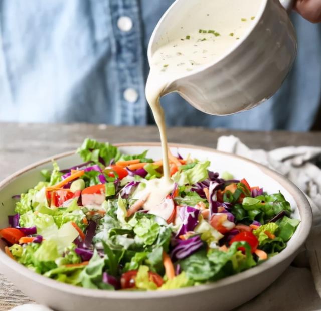 凯撒酱什么味道，凯撒酱是什么味道（美国超市常见的10种沙拉酱）