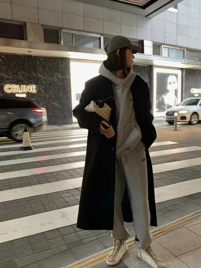 卫衣搭配什么外套，带帽卫衣搭配什么外套（时髦显瘦又高级）