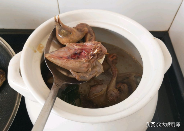 鸽子煲多久，鸽子煲汤要煲多久时间（炖鸽子汤牢记“2不”）