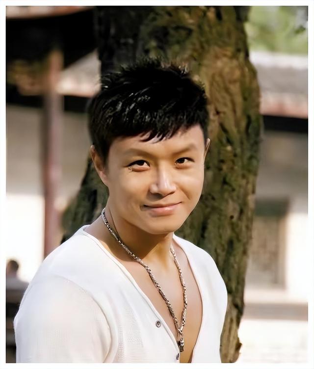 一瓶白酒，一颗“蛋蛋”，“人生导师”乐嘉的毁灭史