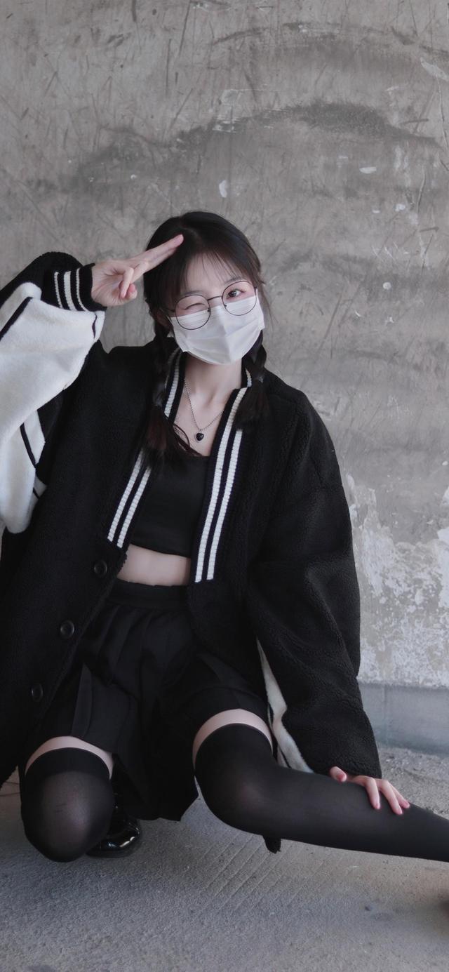 抖音上的最火锁屏壁纸，抖音上的最火锁屏壁纸 句子（抖音网红半口小希壁纸）