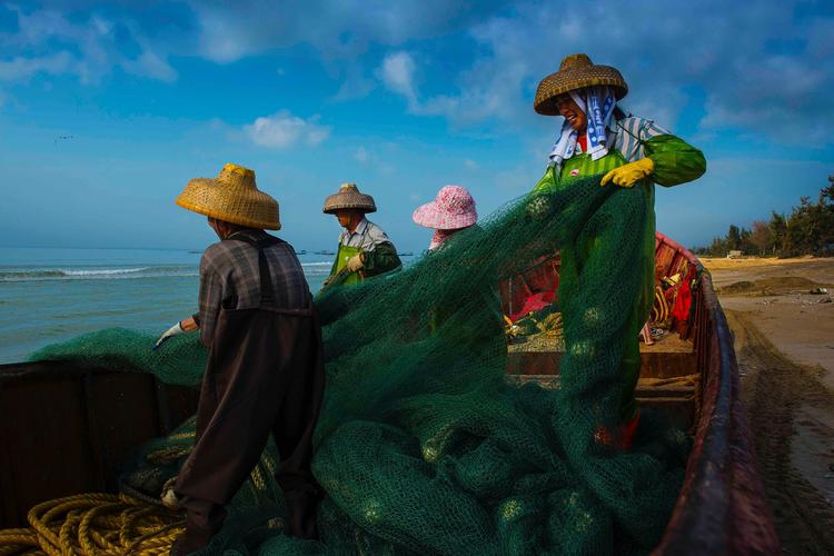 海底捕鱼(深圳渔民在海里拉网捕鱼) - 去钓鱼