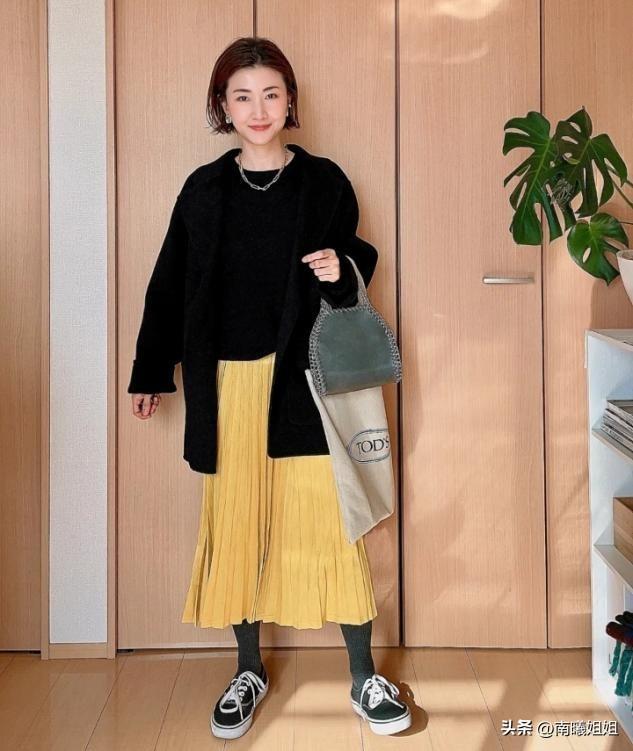穿裙子配什么外套好看，穿裙子配什么外套好看春季（最近流行一种穿法）