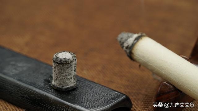 鸠尾的准确位置图，鸠尾准确位置图和作用及功效（艾灸鸠尾穴：治疗癫痫）