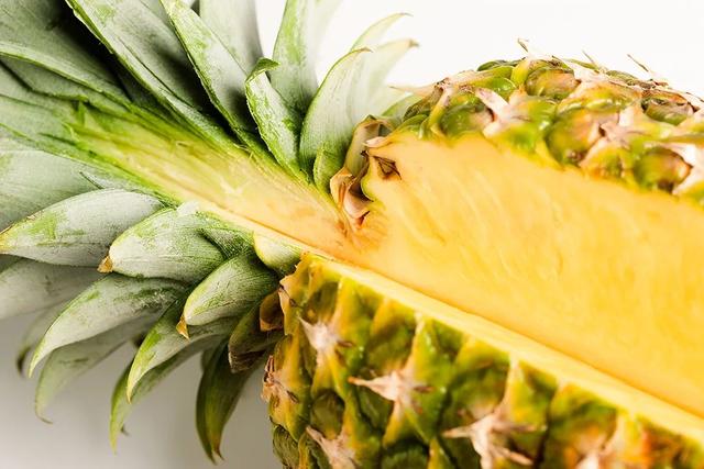 凤梨里面是籽还是虫，凤梨里面的是黑籽还是虫卵（现在还有多少人不知道菠萝和凤梨的关系）