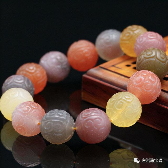 玛瑙有紫色的吗，有紫色的玛瑙吗（左岩：五彩缤纷的盐源玛瑙）