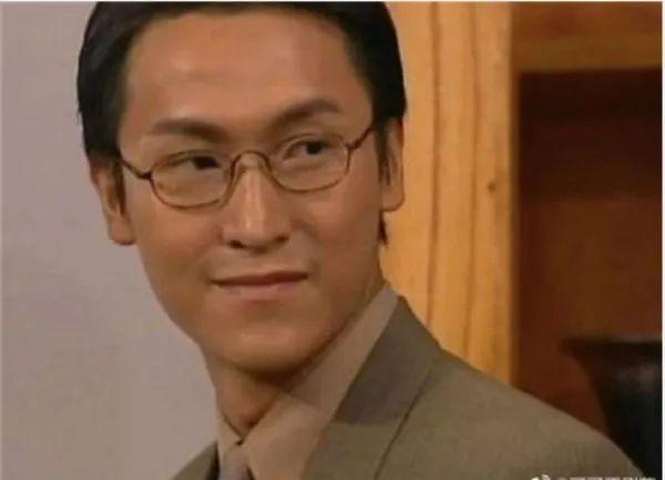 54岁tvb小生近况，54岁TVB肌肉男神晒父子合照