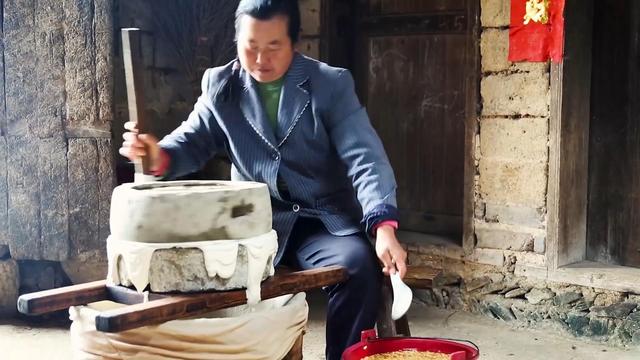 打糍粑是什么意思，武汉话打糍粑是什么意思（贵州乡村年味浓）