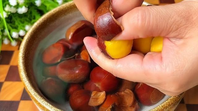 怎样把板栗从树上取下来—怎样得到好的板栗，板栗怎么取出来（板栗快速去壳的小妙招）