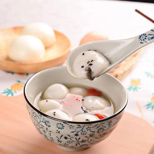 元宵和汤圆有什么区别，元宵和汤圆有什么区别小魔（汤圆和元宵是同一种东西吗）