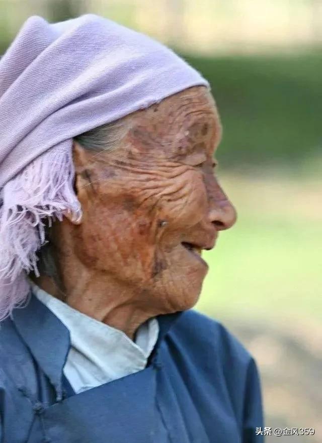 《妈妈的爱》诗歌，爸爸妈妈的爱诗歌（钟海洋诗歌欣赏•母亲的白头巾）