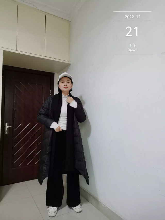 长款卫衣怎么搭配，黑色长款卫衣怎么搭配（黑色长款羽绒服的一衣多搭）