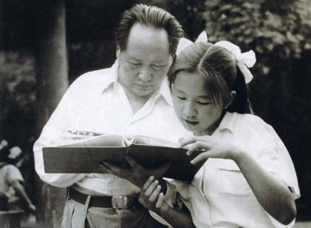 社会黑纸白字图片，白纸黑字图片（1976年天安门毛泽东画像披上黑纱）